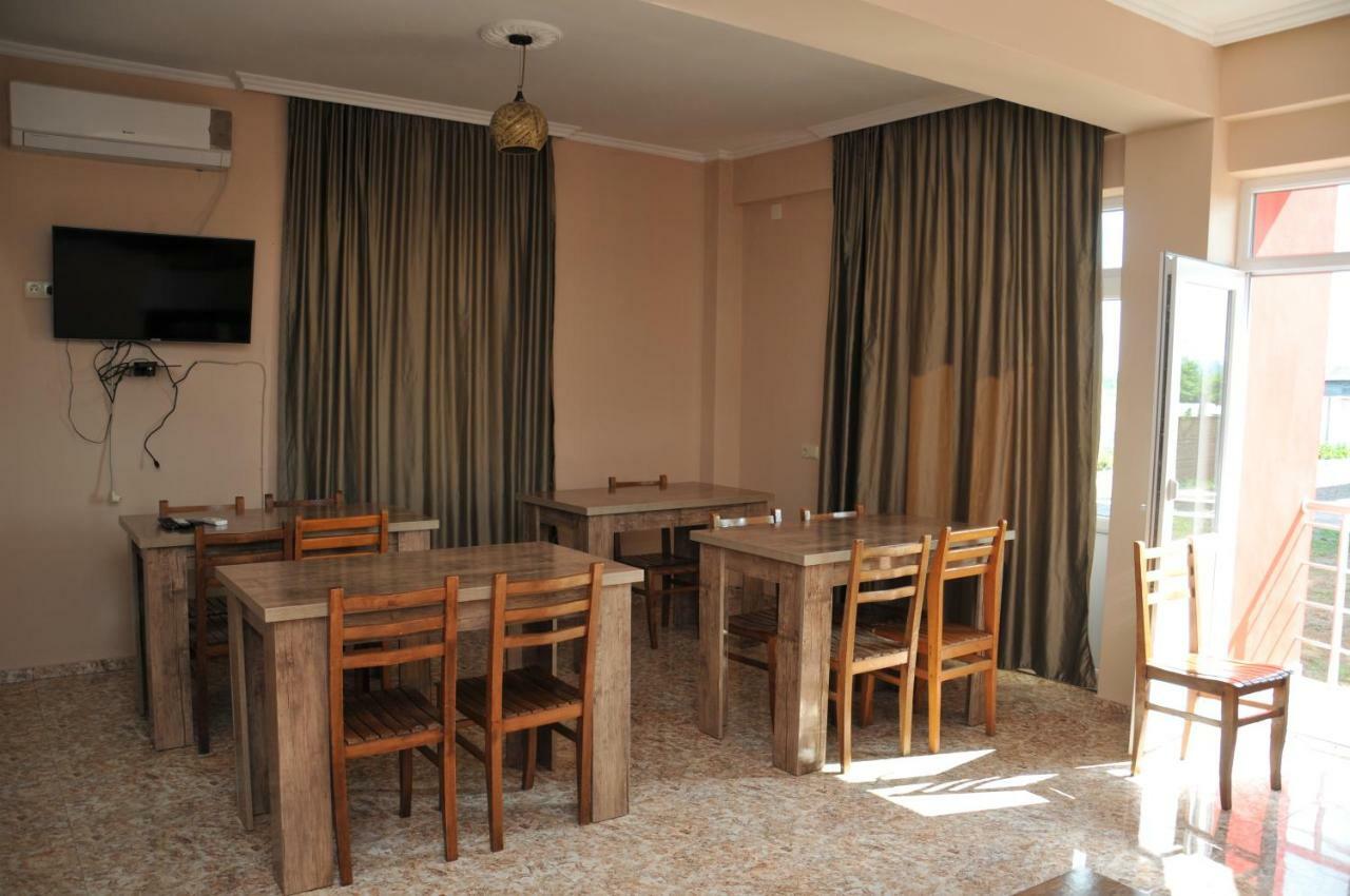 Giomari Hotel Уреки Екстериор снимка