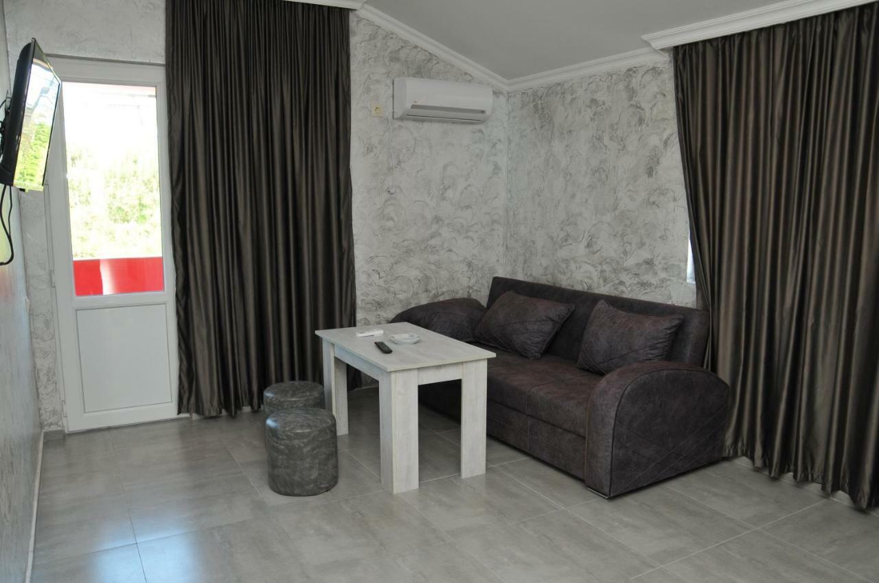 Giomari Hotel Уреки Екстериор снимка